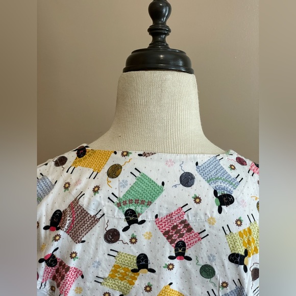 Bundle of 3 scrub suit tops - Picture 15 of 15